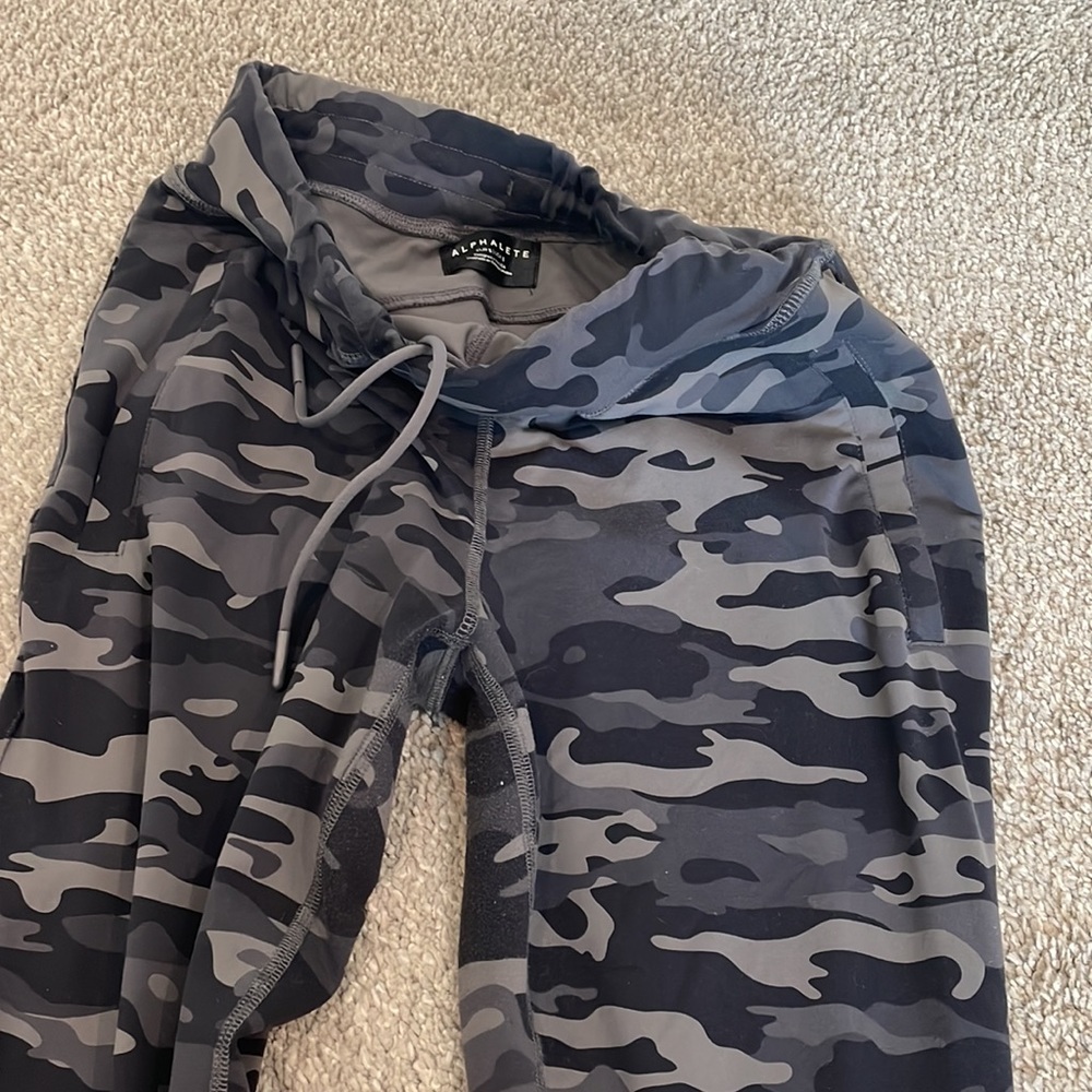 Alphalete joggers women camo workout pant materiel size small - Picture 4 of 7